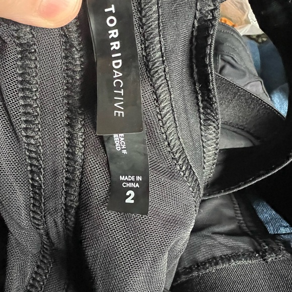 MAKE AN OFFER - TORRID Mesh Trim Crossover Strappy Sports Active Bra - Picture 5 of 6